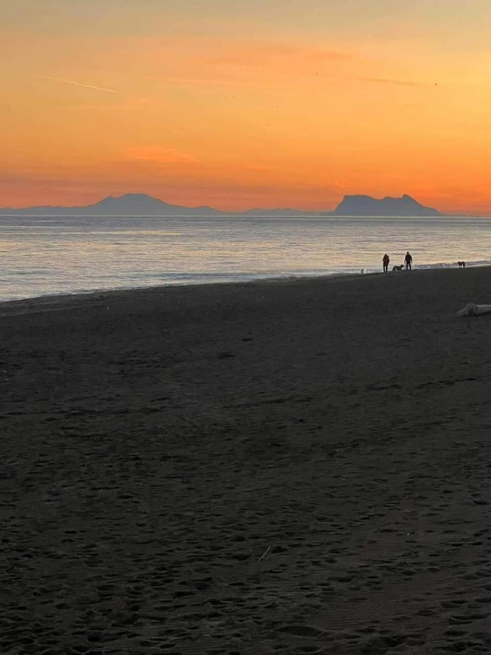 Apartment Beachfront Accommodation Estepona Extérieur photo